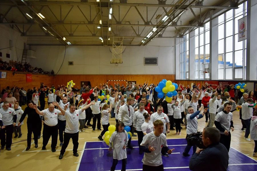 У Луцьку діти із синдромом Дауна танцюючи встановили рекорд України