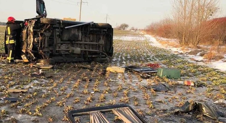 На Волині бус злетів у кювет