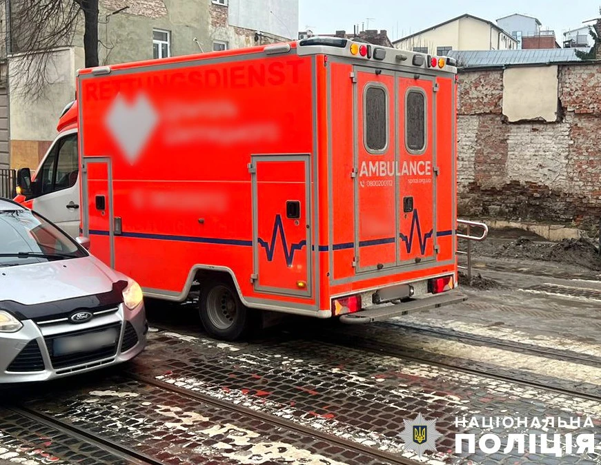 У Львові швидка збила жінку