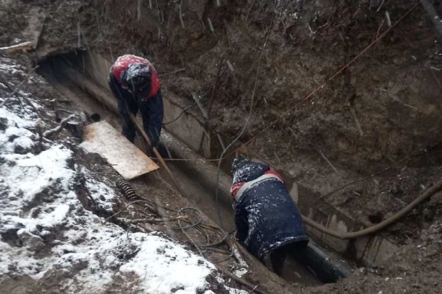 На вул. Симоненка ремонтні бригади Львівтеплоенерго проводять заміну теплової мережі