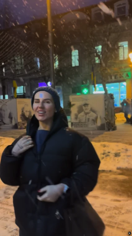 На фото: Анна Алхім зняла відео під російську музику на тлі портретів загиблих військових