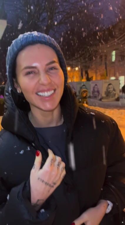На фото: Анна Алхім зняла відео під російську музику на тлі портретів загиблих військових