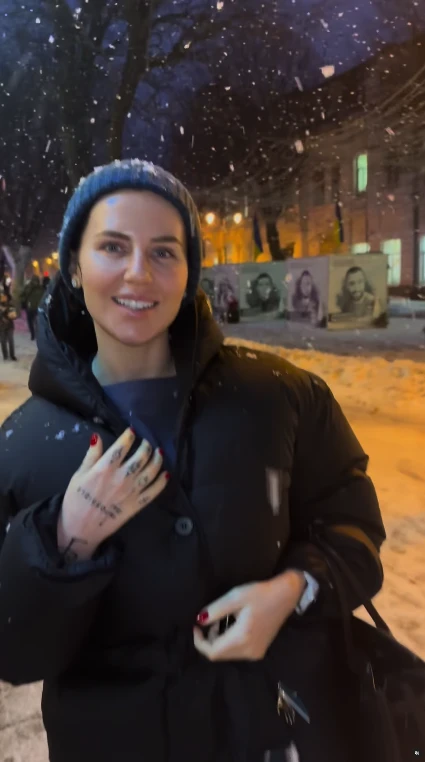 На фото: Анна Алхім зняла відео під російську музику на тлі портретів загиблих військових