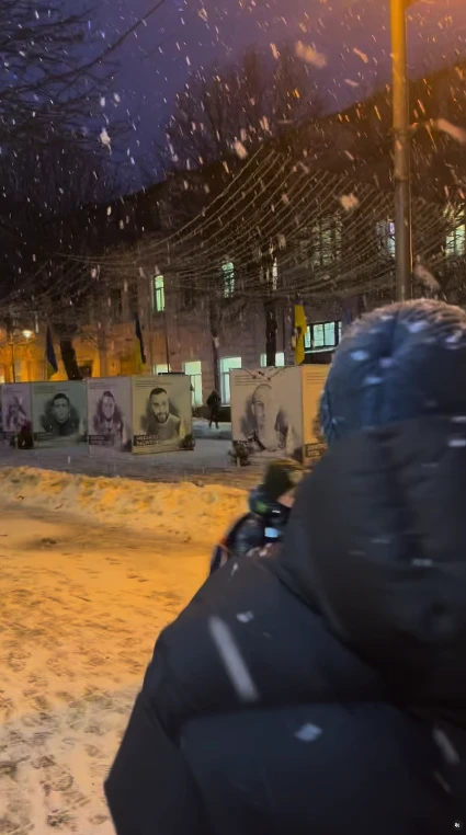 На фото: Анна Алхім зняла відео під російську музику на тлі портретів загиблих військових