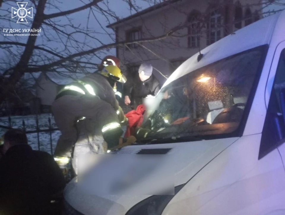 пішохода затиснуло між автомобілем та огорожею