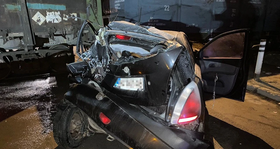 У Львові легковик влетів в потяг
