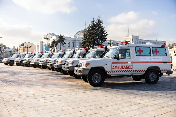 Українські медики отримали 27 евакуаційних швидких від уряду ОАЕ