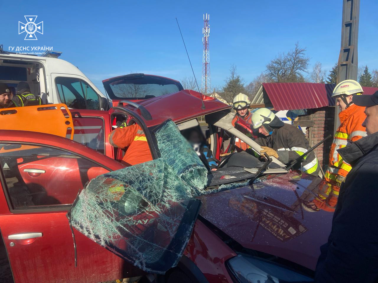 На Львівщині 8 рятувальників визволяли постраждалу в ДТП жінку з  понівеченого авто. Читайте на UKR.NET