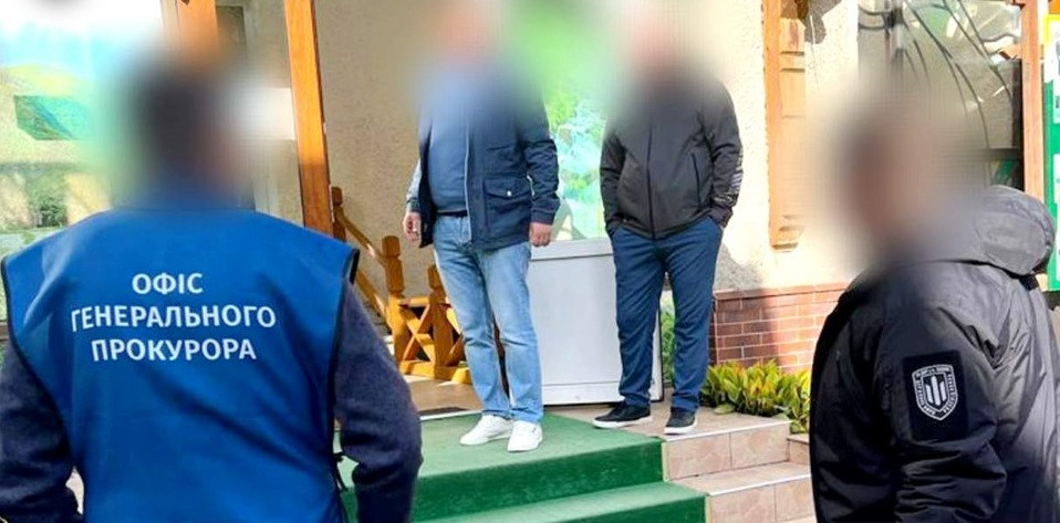 На Франківщині заступника директора та касира нацпарку викрили на привласненні туристичного збору