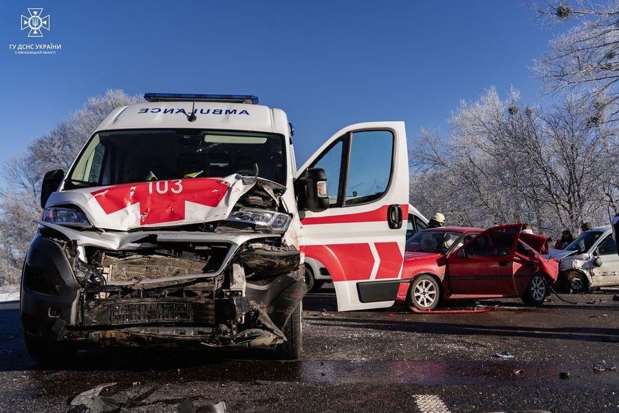 На Хмельниччині швидка потрапила у ДТП, є постраждалі