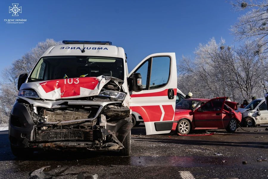 На Хмельниччині швидка потрапила у ДТП, є постраждалі