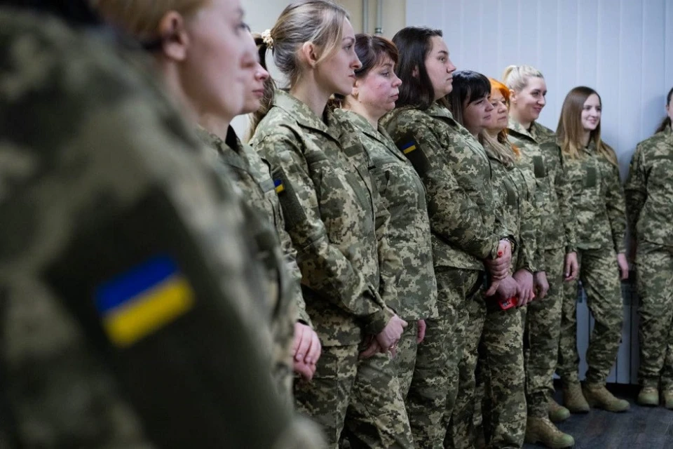 на фото військовослужбовиці ЗСУ в жіночій військовій формі