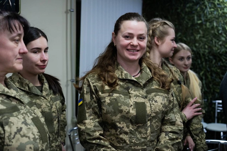 на фото військовослужбовиці ЗСУ в жіночій військовій формі