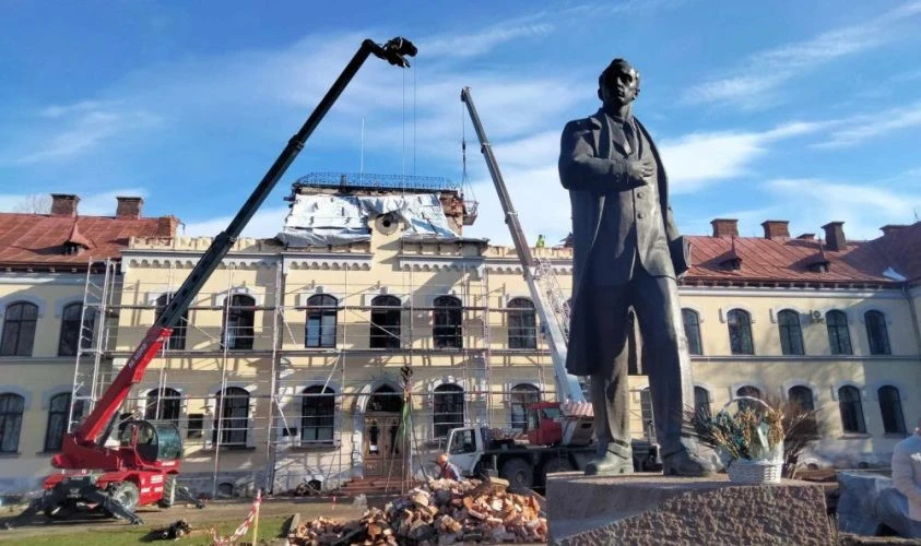 Пошкоджений росіянами корпус університету в Дублянах накриють металевим куполом