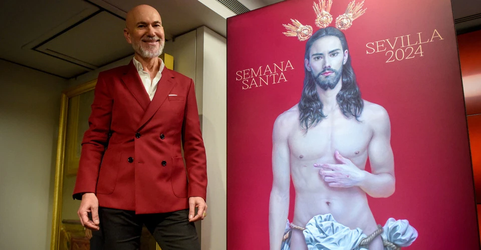 Салустіано Гарсіа біля плаката, який він створив для "Semana Santa de Sevilla 2024"
