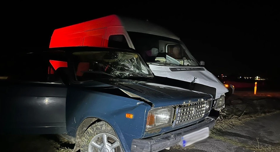 На Львівщині зіткнулися мікроавтобус та "Жигулі", двоє людей опинилися в лікарні