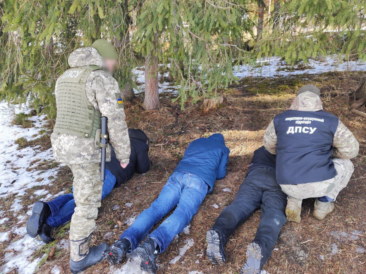 На Буковині прикордонники з пострілами затримали порушників кордону