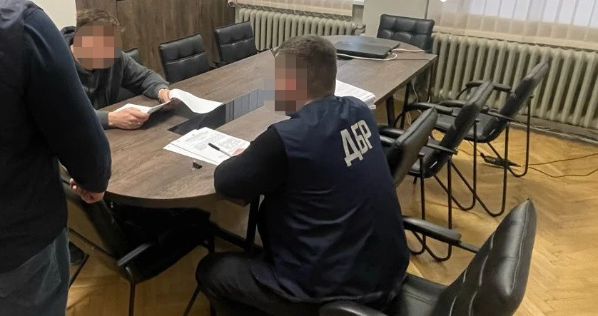 Правоохоронець зі Львівщини переправляв через кордон чоловіків під виглядом водіїв "гуманітарки"