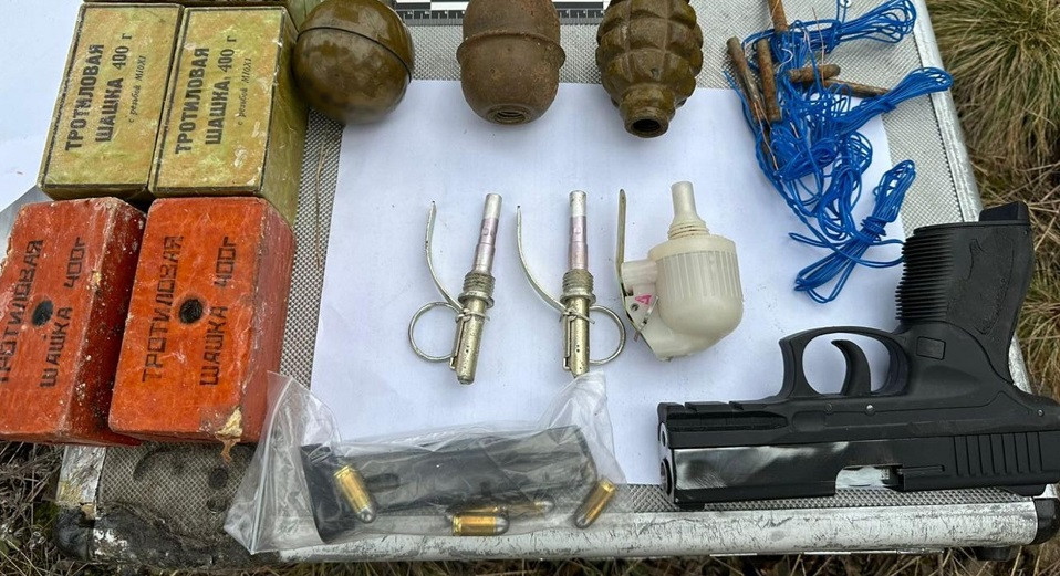 Закарпатець із в'язниці організував канал незаконного збуту зброї, боєприпасів і вибухівки