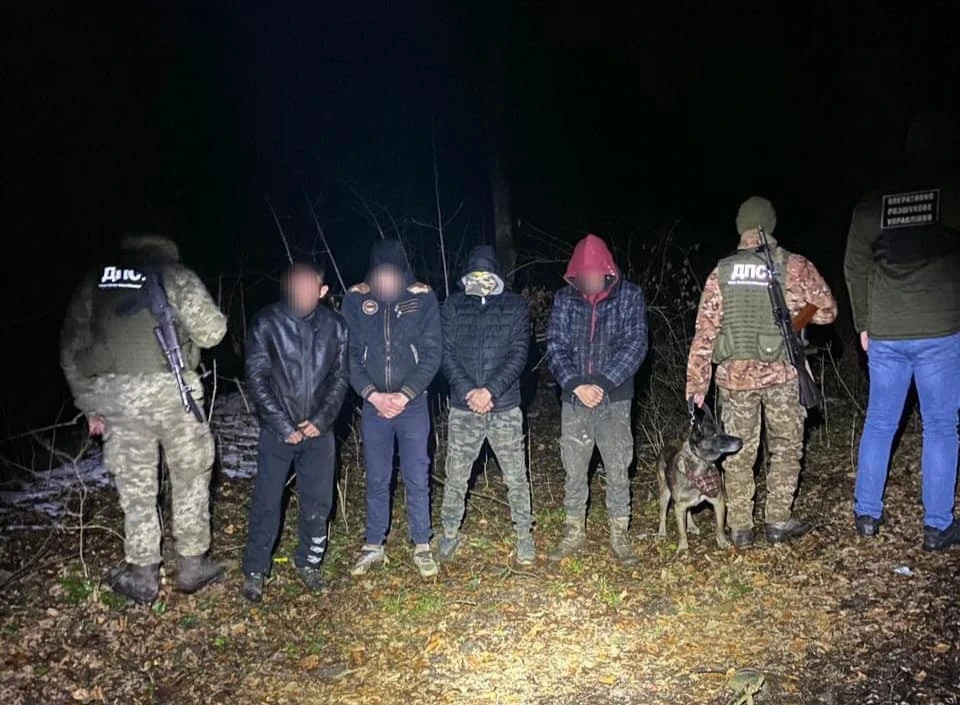 На Закарпатті затримали чоловіків, які намагалися потрапити до Словаччини