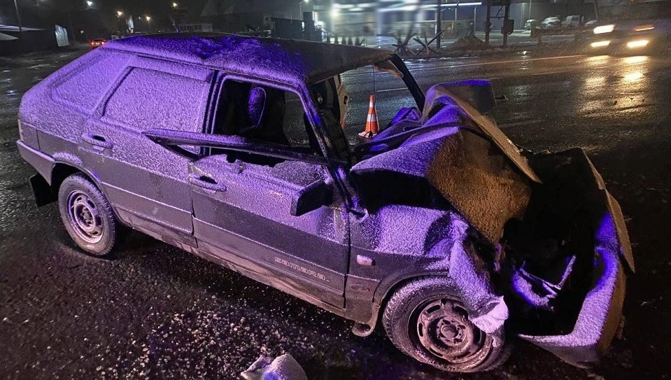Біля Львова зіткнулися Mercedes та ВАЗ: четверо людей постраждали