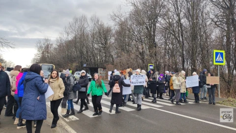 На Львівщині дружини військових перекрили трасу: вимагають ротації