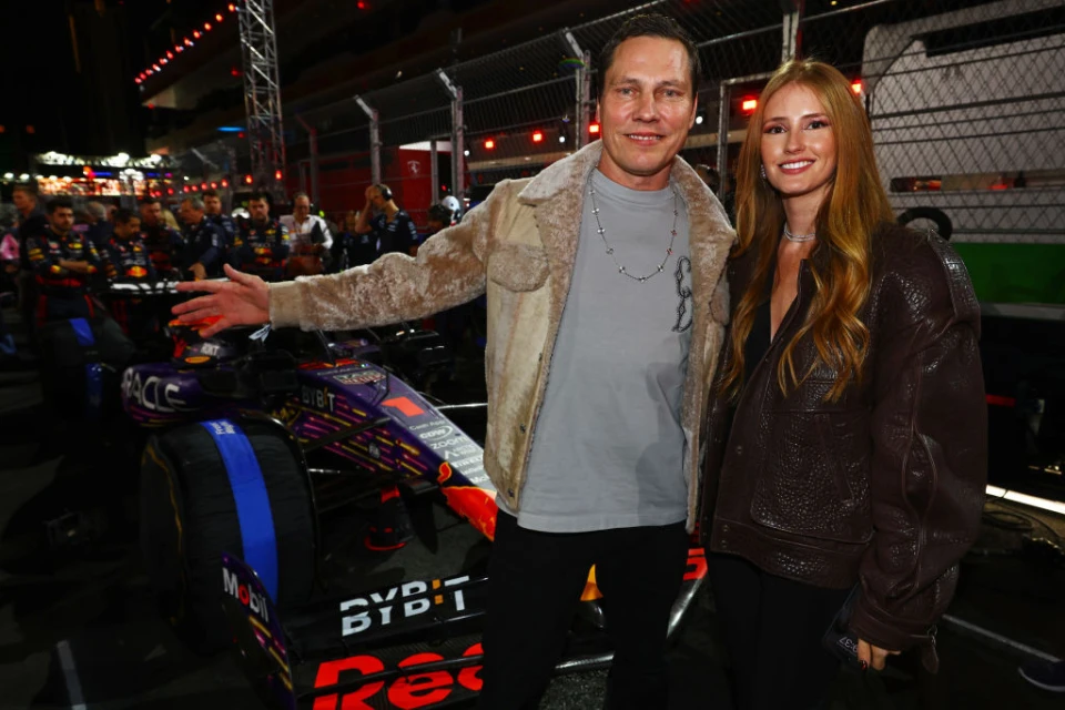 На фото: Tiësto з дружиною Аннікою Бекес