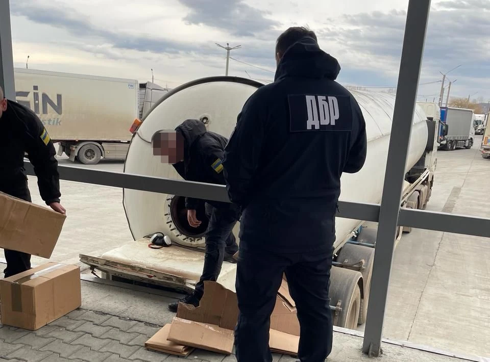 На Буковині викрили ще одну контрабанду цигарок у бензовозах на 12 млн
