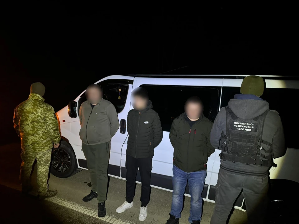 Не доїхали пів кілометра: на кордоні з Румунією зупинили мікроавтобус з чоловіками