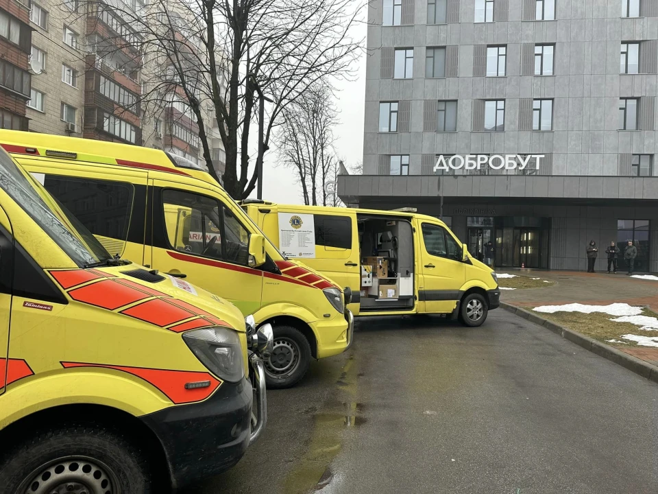 Фінляндія передала Україні 6 укомплектованих медобладнанням швидких