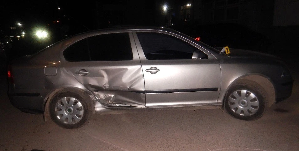 На Львівщині водій Skoda в’їхав у припарковану автівку, постраждали двоє людей