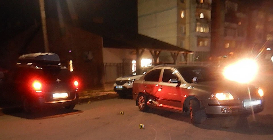 На Львівщині водій Skoda в’їхав у припарковану автівку, постраждали двоє людей