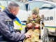 поліцейський та дитина