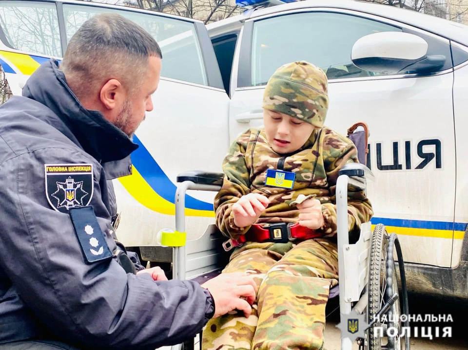 поліцейський та дитина