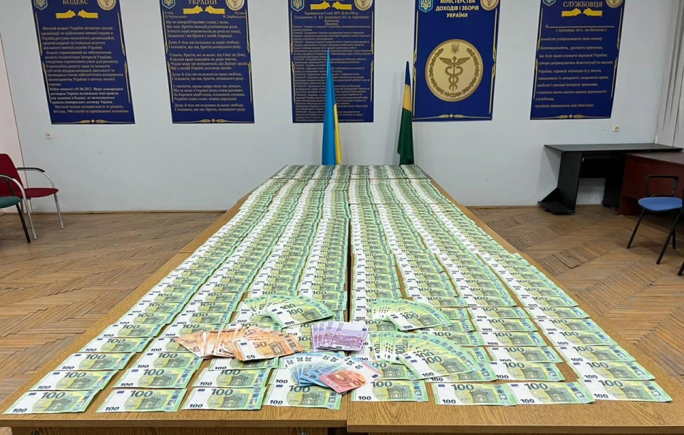 На Закарпатті в авто, що прямувало до Угорщини, службовий пес винюхав 90 тис. євро