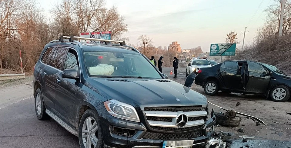 Біля Львова зіткнулися дві автівки: троє людей постраждали