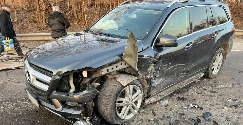 Біля Львова зіткнулися дві автівки: троє людей постраждали