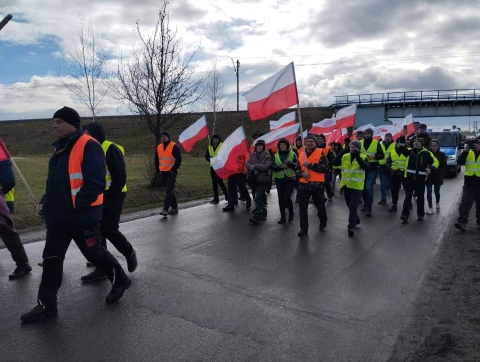 Польські фермери на кордоні з Україною перекрили залізницю та висипали збіжжя з вантажного вагонуПольські фермери на кордоні з Україною перекрили залізницю та висипали збіжжя з вантажного вагону
