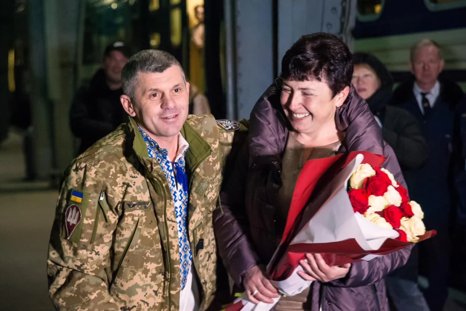 У Львові воїн-залізничник освідчився своїй коханій