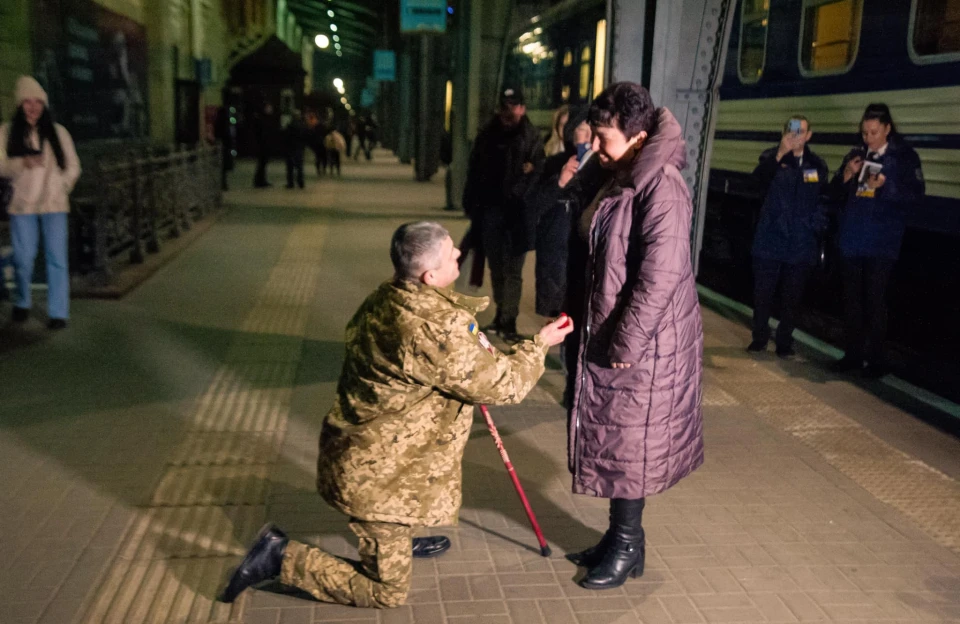 У Львові воїн-залізничник освідчився своїй коханій