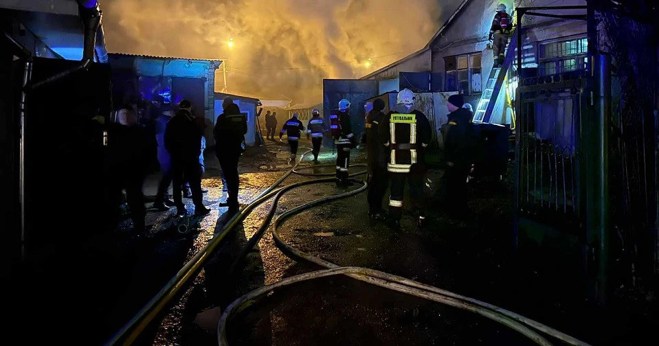 На Львівщині горів виробничий цех: пожежу гасили понад 40 рятувальників