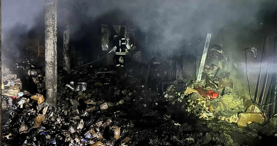 На Львівщині горів виробничий цех: пожежу гасили понад 40 рятувальників
