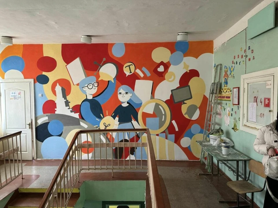 У Франківську студентки-мисткині розфарбували стіну в початковій школі