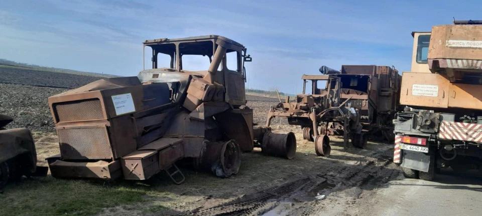 Українські фермери до кордону з Польщею привезли знищену російськими обстрілами й мінами сільгосптехніку