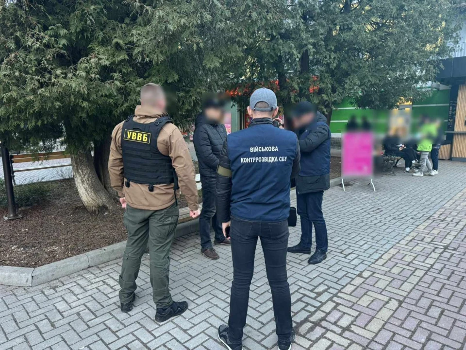 Офіцер ДПСУ на Закарпатті за хабар мав без перевірки пропускати автівки із бурштином