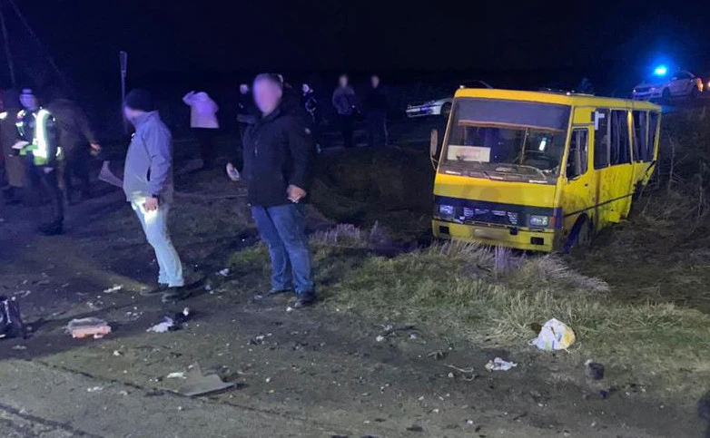 На Львівщині унаслідок ДТП дві пасажирки випали з автобуса і потрапили під вантажівку