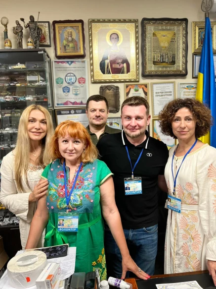 На фото: Олена Рєпіна з колегами по сцені