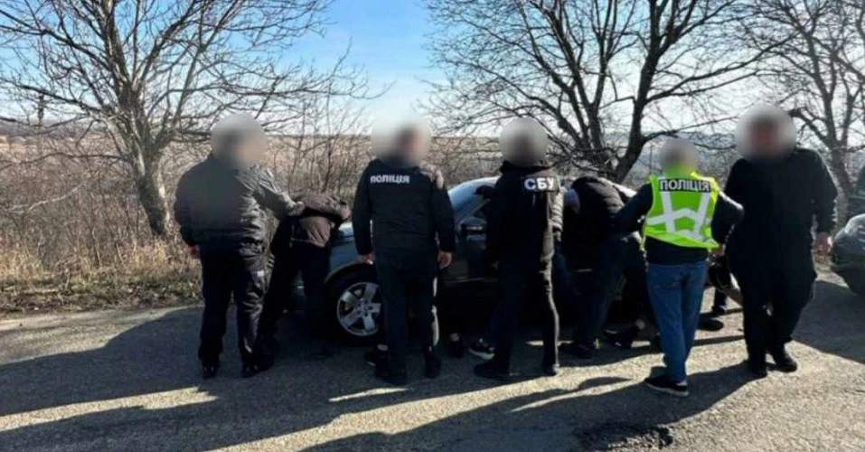 На Буковині викрили канал незаконного переправлення чоловіків за кордон