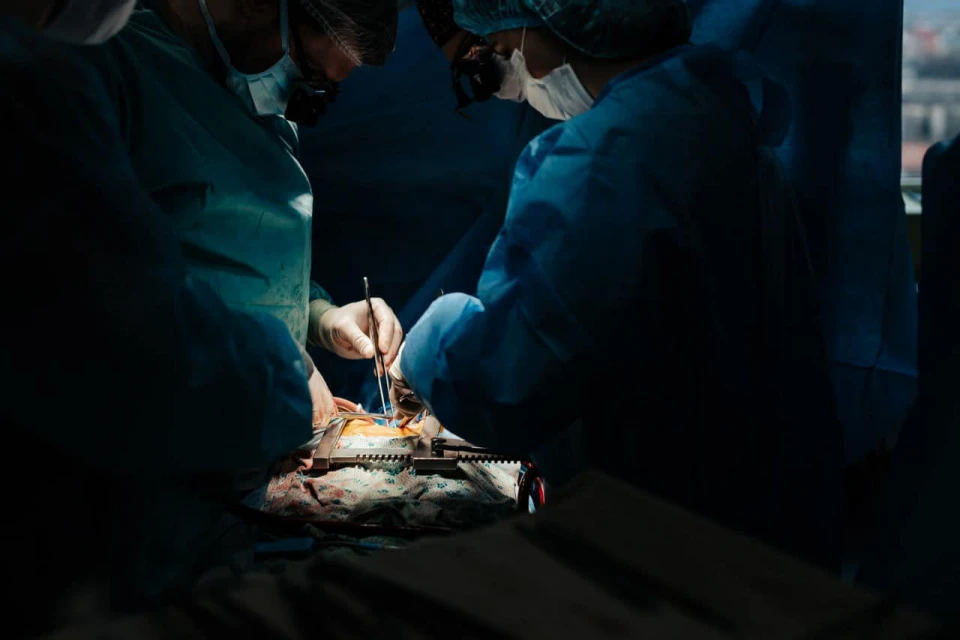 Тернопільські медики вперше в Україні провели унікальну операцію: вийняли серце з грудної клітки, щоб видалити пухлину військовому