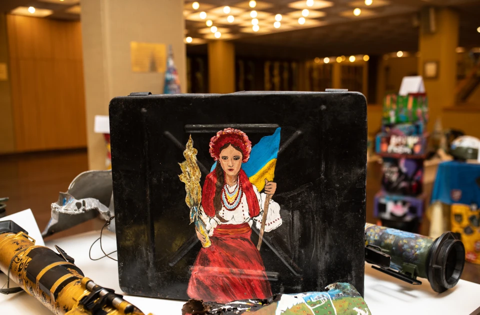 У литовському парламенті відбулася виставка малюнків на уламках зброї
